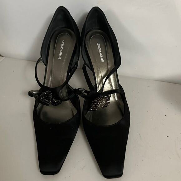GIORGIO ARMANI BLACK SATIN FLOWER POINTED TOE HARDWARE PUMPS SIZE 40 1/2 - Picture 1 of 9
